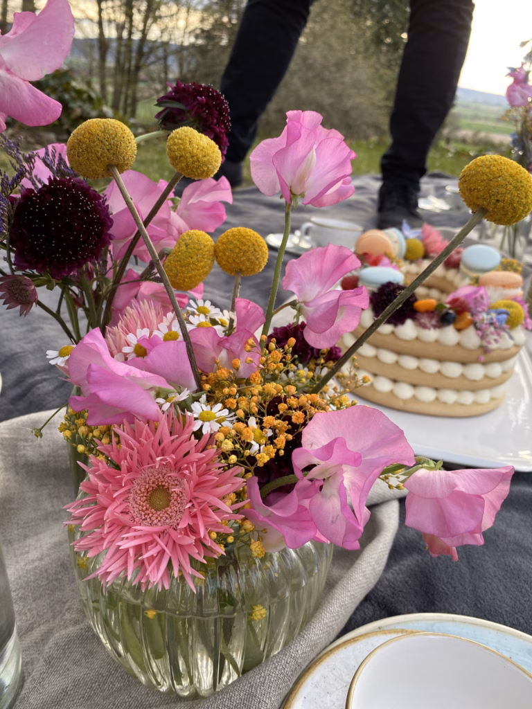 Blumen und Torte bei einer Abschiedsfeier