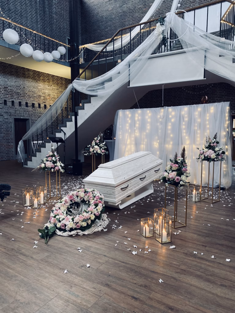 Sarg in einer Galerie mit Licht und Blumen