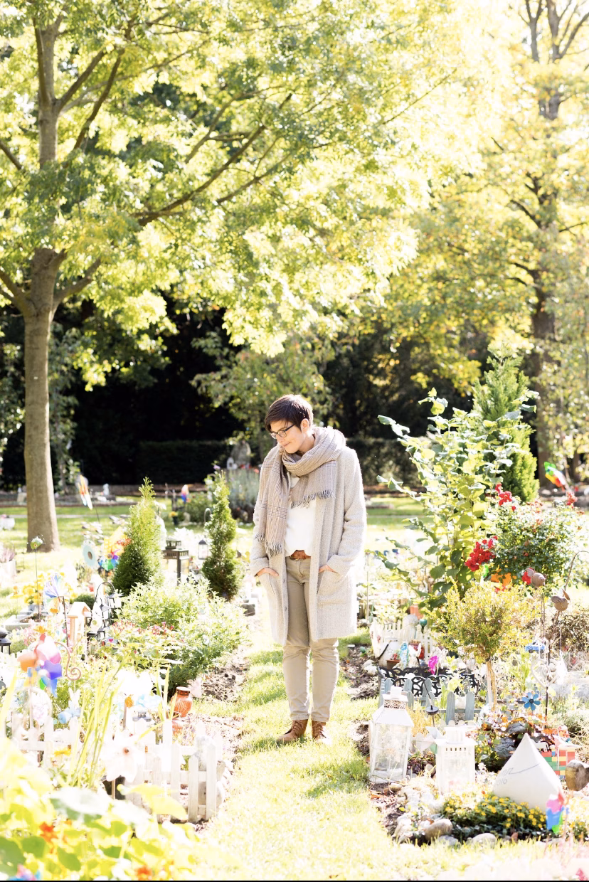 Nadine Weske auf dem Friedhof zwischen Blumenschmuck